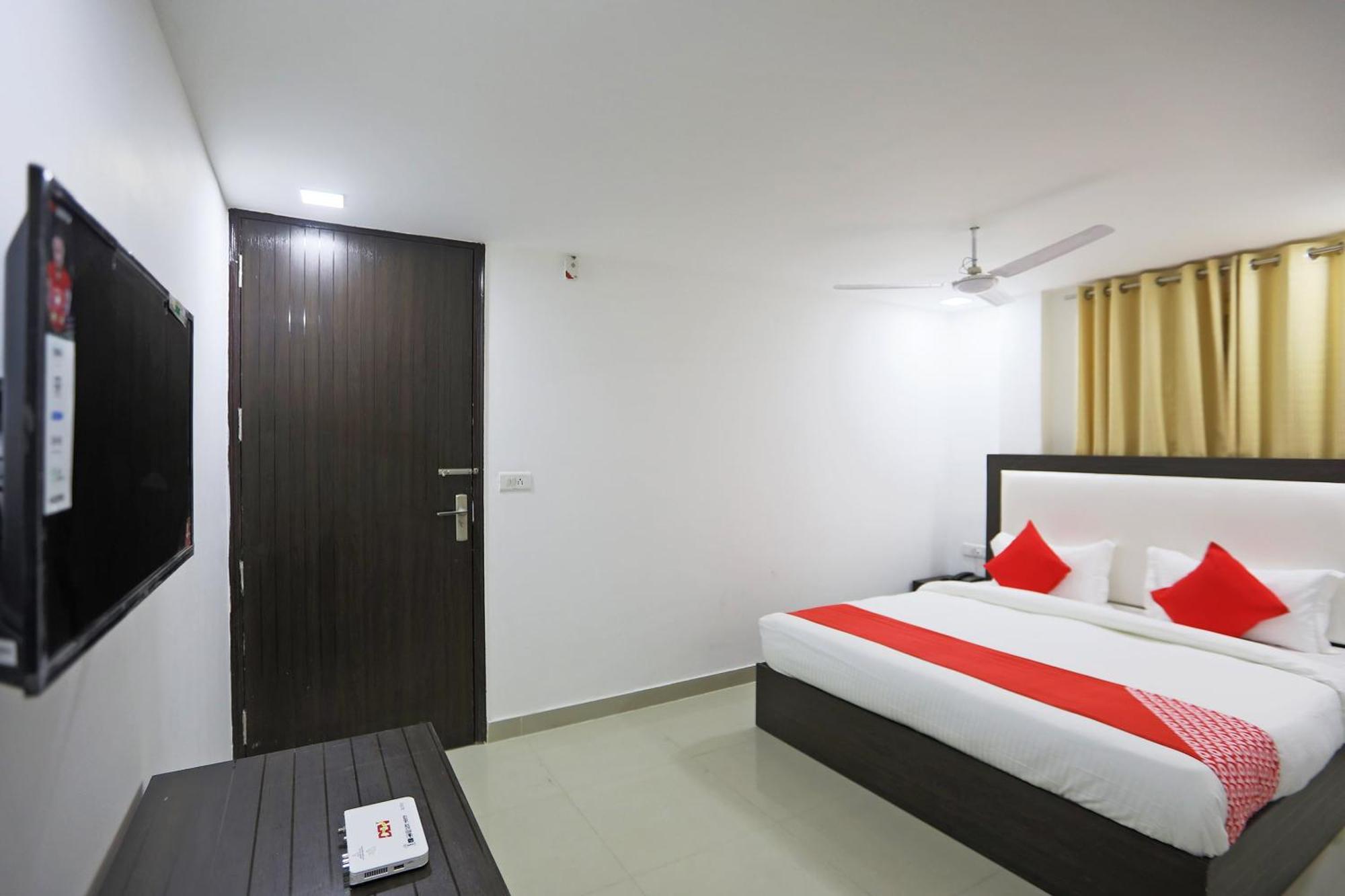 Townhouse South Lawn Hotel Ню Делхи Екстериор снимка