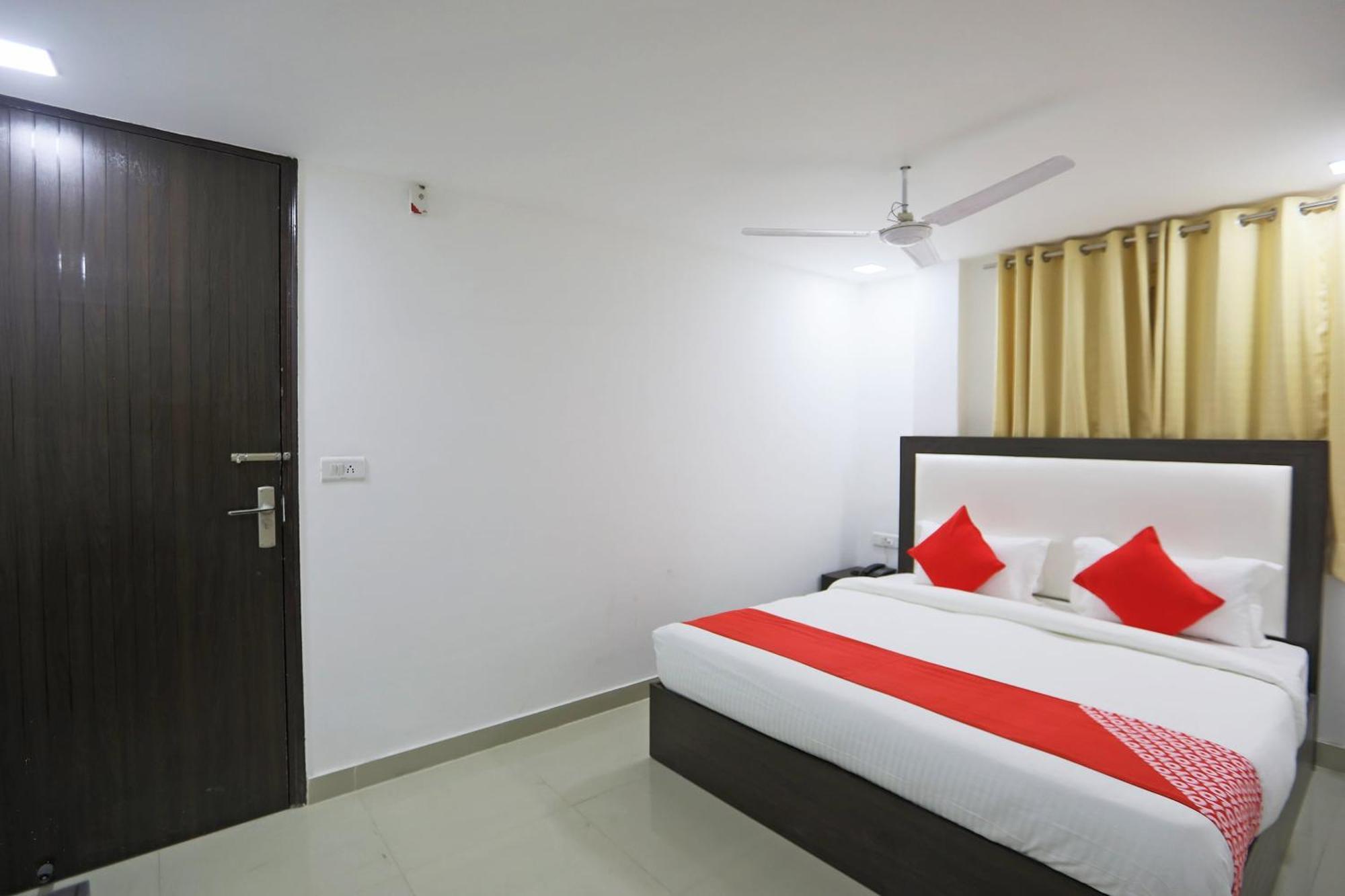 Townhouse South Lawn Hotel Ню Делхи Екстериор снимка