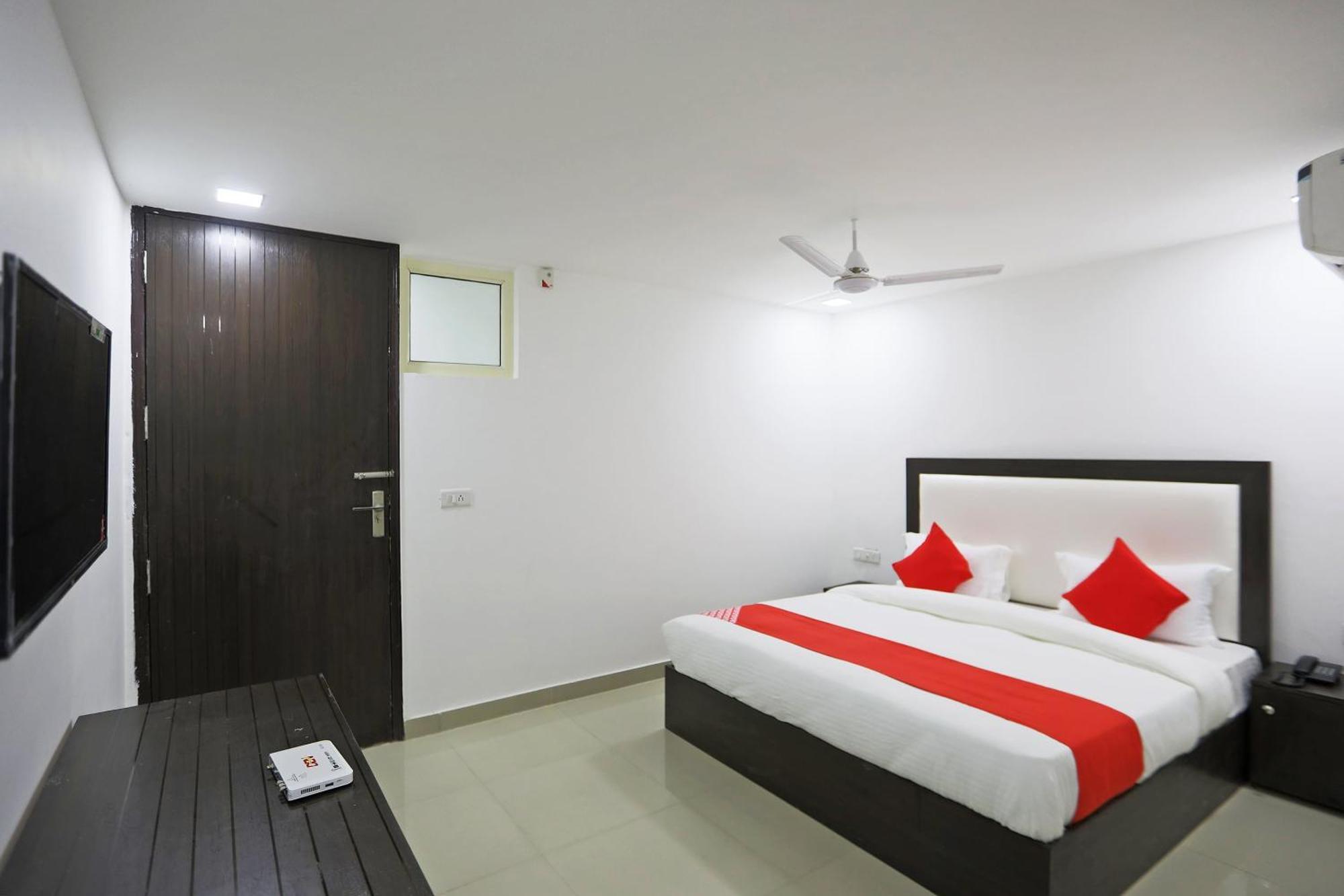 Townhouse South Lawn Hotel Ню Делхи Екстериор снимка